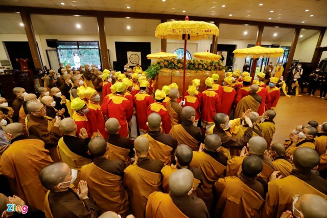 Hàng nghìn người tiễn biệt thiền sư Thích Nhất Hạnh